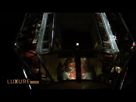 Faz sexo com um homem na frente do marido 