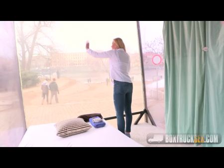 Hot Lili Peterson يحصل على تدليك كامل الجسم 
