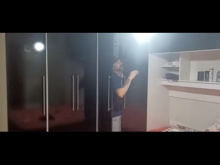 Esposa Con Los Ojos Vendados Y Troleados Por Su Esposo Escondido Amigo En El Armario. 