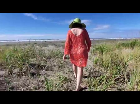 Christines transparentes Kleid und ihr Spaziergang am öffentlichen Strand 