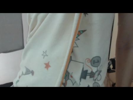 令人惊叹的金发女士在长袜中钻她的屁股