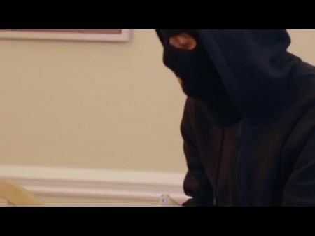 La Madrastra Negra Y El Matón Blanco 