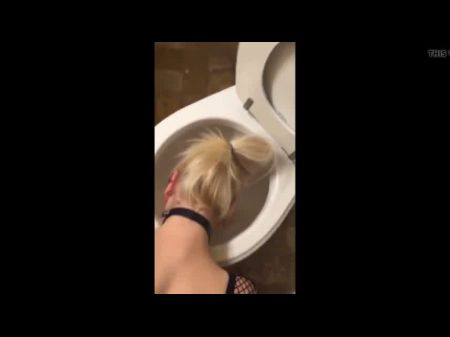 用小便洗荡妇的头发