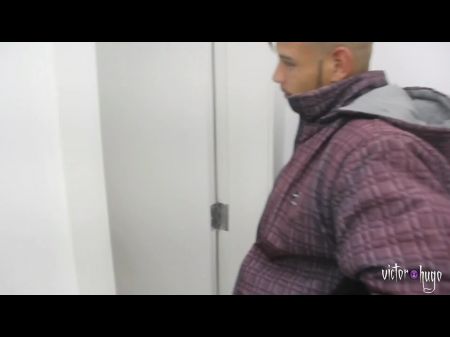 Después de discutir, puso la delgada polla en ella 