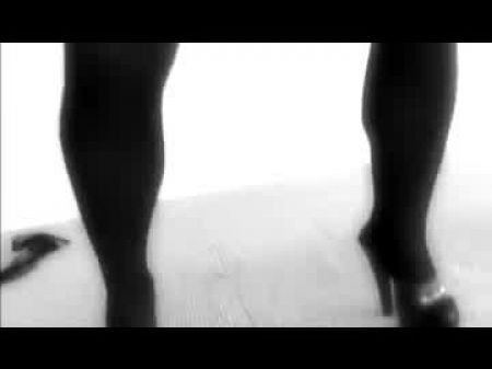 Chica con liga negra y gargantilla se coloca 