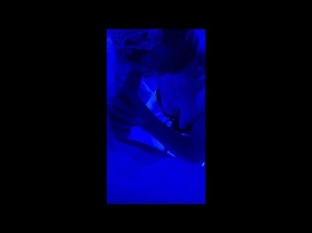 蓝色的灯光和无限的快乐：大师的喜悦