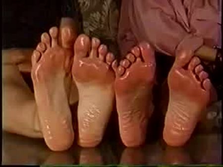 Chicas retro mostrando sus pies engrasados. 