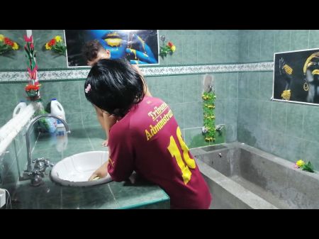 1 Parte Я трахаю своего двоюродного брата в ванной, как сука 