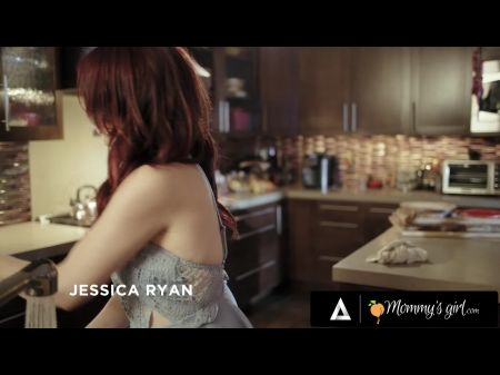 Mamas Mädchen Naughty Coco Lovelock Wird Von Geilen Milf Vor Stiefschwester Tief Gefingert. 