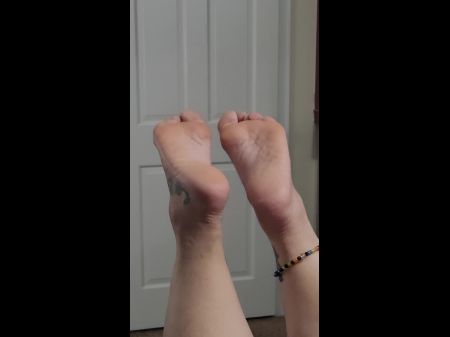 Pov Milf اللسان بينما قدميها في الهواء وتستمتع بهزاز. 