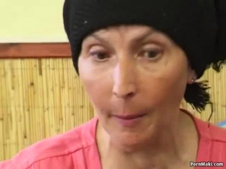 La Abuela Peluda Toma Una Polla Joven En La Mesa De La Piscina 