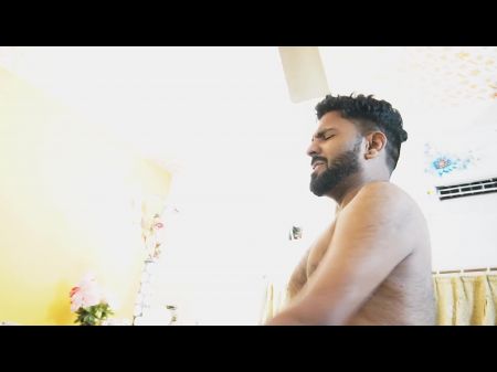 Сексуальная пара возвращается домой после вечеринки и занимается сексом перед слугой, и их слуга также присоединяются, чтобы трахаться. Индийский 