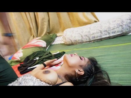 Um casal sexy voltando para casa depois da festa e fazendo sexo na frente do servo e seu servo também se juntam para foder dificilmente 