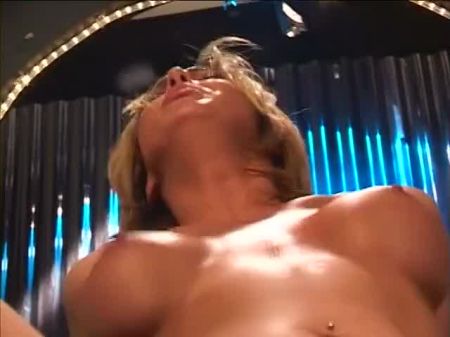 幸运的家伙把硬词放在漂亮的金发钢管舞者上