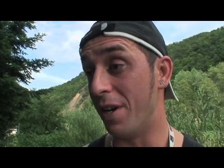 Er gibt einen Blowjob in der Kneipe und dann gehen sie zum Ficken 