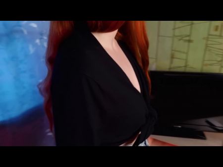 年轻人抓住性感的继母作弊，并提议他妈的她，以换取逃避丑闻