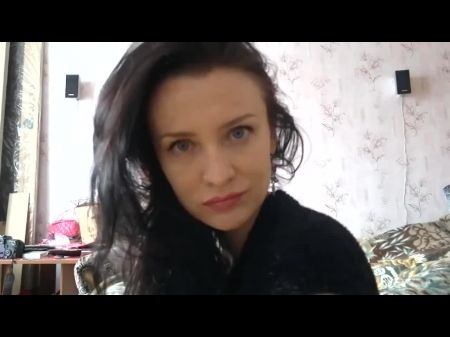 Красивая русская девушка в чулках 