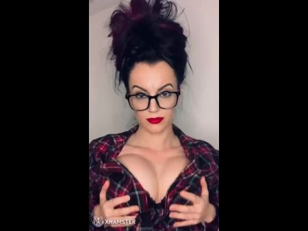Mírame quitarme la ropa antes de follarme 