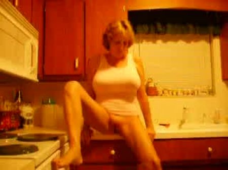 La madrastra se filma en la cocina 