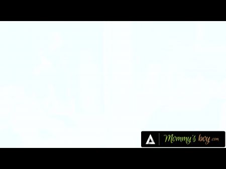 妈妈的男孩继兄弟厌倦了分享继母在窗帘之间扎根
