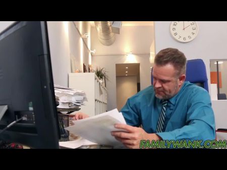 Симпатичный миниатюрный подросток Бэмби Брукс едет по толстую члену в офисе 