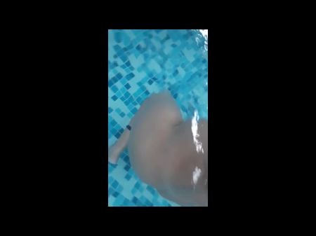 ذهبت إلى حمام السباحة الساخن للفندق فقط للاستمتاع 