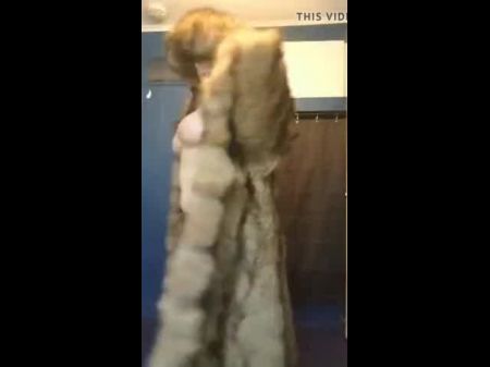 Mujer gorda posando en pelaje de piel 
