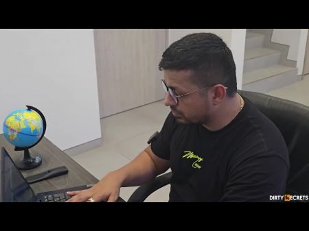 Я трахаю падчеритель моего босса за его спиной 