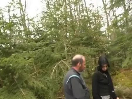 黑发的法国女孩在她的混蛋中得到一个老家伙公鸡