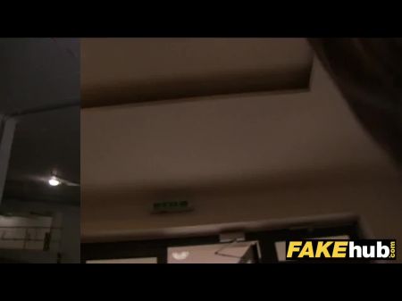 Горячая модель перспектива трахнута под землей 