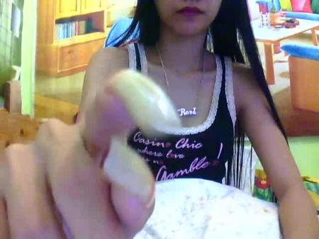 Chilipine Girl con bonitas uñas largas 