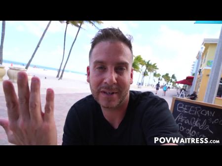 Vollbusige Kellnerin Ashley Adams hüpft auf Big Pov Dick 