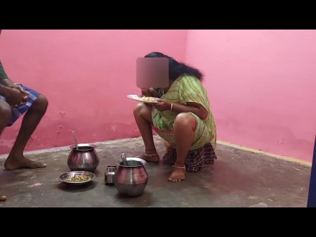 Tante saß und aß, bis ihre Schenkel sichtbar waren. Ich wurde emotional, als ich sie sah. Ich ging creampie und hatte Sex mit ihr. 