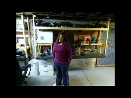 La puta de BBW casada chupa la polla en el coche 