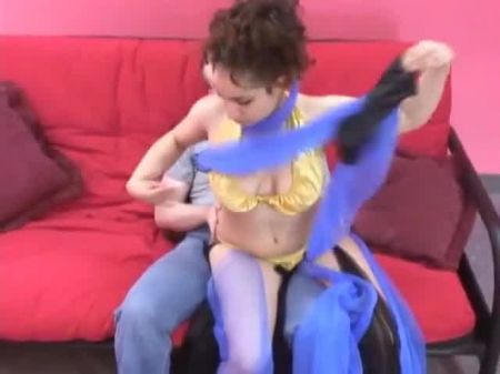 وقحة سمراء لطيفة مع ثدي لطيف الحلق العميق الديك الصلب 