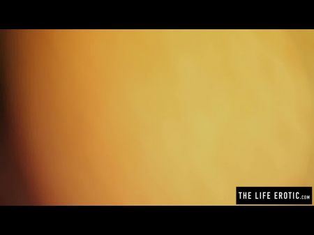 巨大的山雀和渔网的美丽手淫