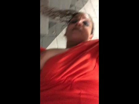 سخيف أصدقائي Big Booty Latina Step Mom أثناء لعب اللعبة 