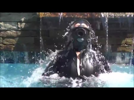 Gasmaske Frau Im Pool 