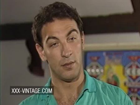 害羞的摩洛伊斯兰解放阵线被摄影师所吸引