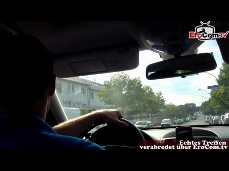 Echtes öffentliches Blowjob -Datum mit deutscher Skinny Blonde Street Schlampe 
