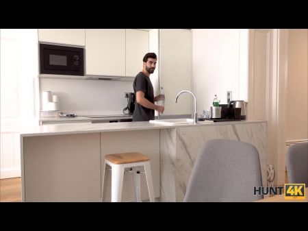Hunt4k。 Comely Girl与她的BFS好友不知名的男人发生性关系