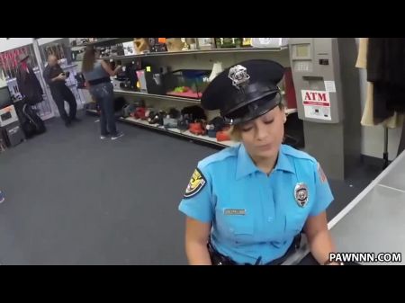 Em. El Oficial De Policía Quiere Empeñar Su Arma 