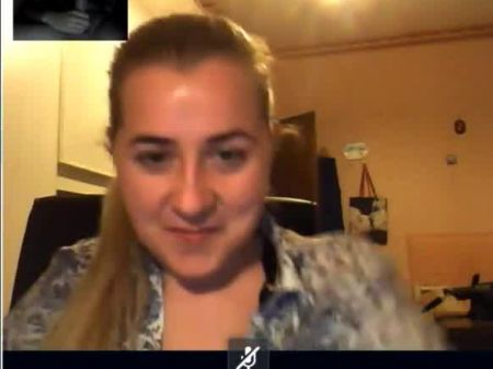 乌克兰女孩在Skype上展示她的大胸部