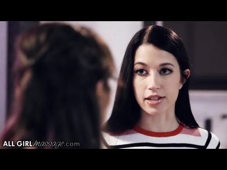 إنها تعطي تدليكًا مقصًا لخطوتها Sis في الحمام 