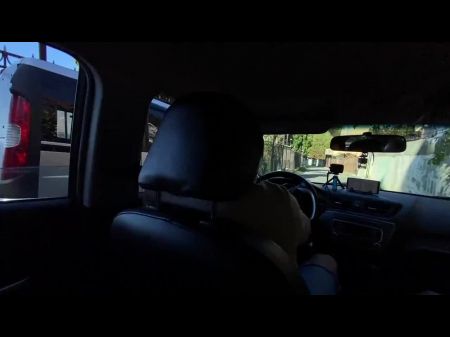 Los turistas follan a un extraño en un sitio de construcción en el bosque 