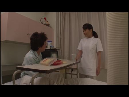 Reife Krankenschwester in der Nachtschicht 2 frustrierte Dame Krankenschwester geht mitten in der Nacht in die Hitze 