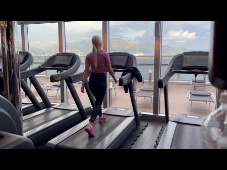 Eu gosto de uma garota desconhecida da academia de navios de cruzeiro, vou para o quarto dela para fodê -la e ela me dá um boquete até terminar de gozar 