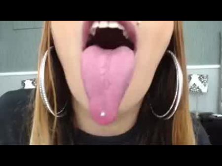 Nahaufnahme Speichelspiel Und Dildo Deepthroat 