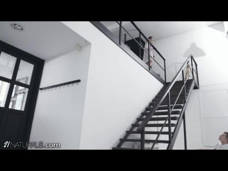他妈的我在楼梯上的屁股，查理