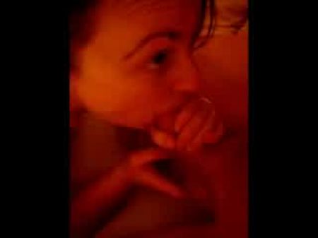 胖乎乎的英国女友吮吸我的公鸡，沥干了我的球